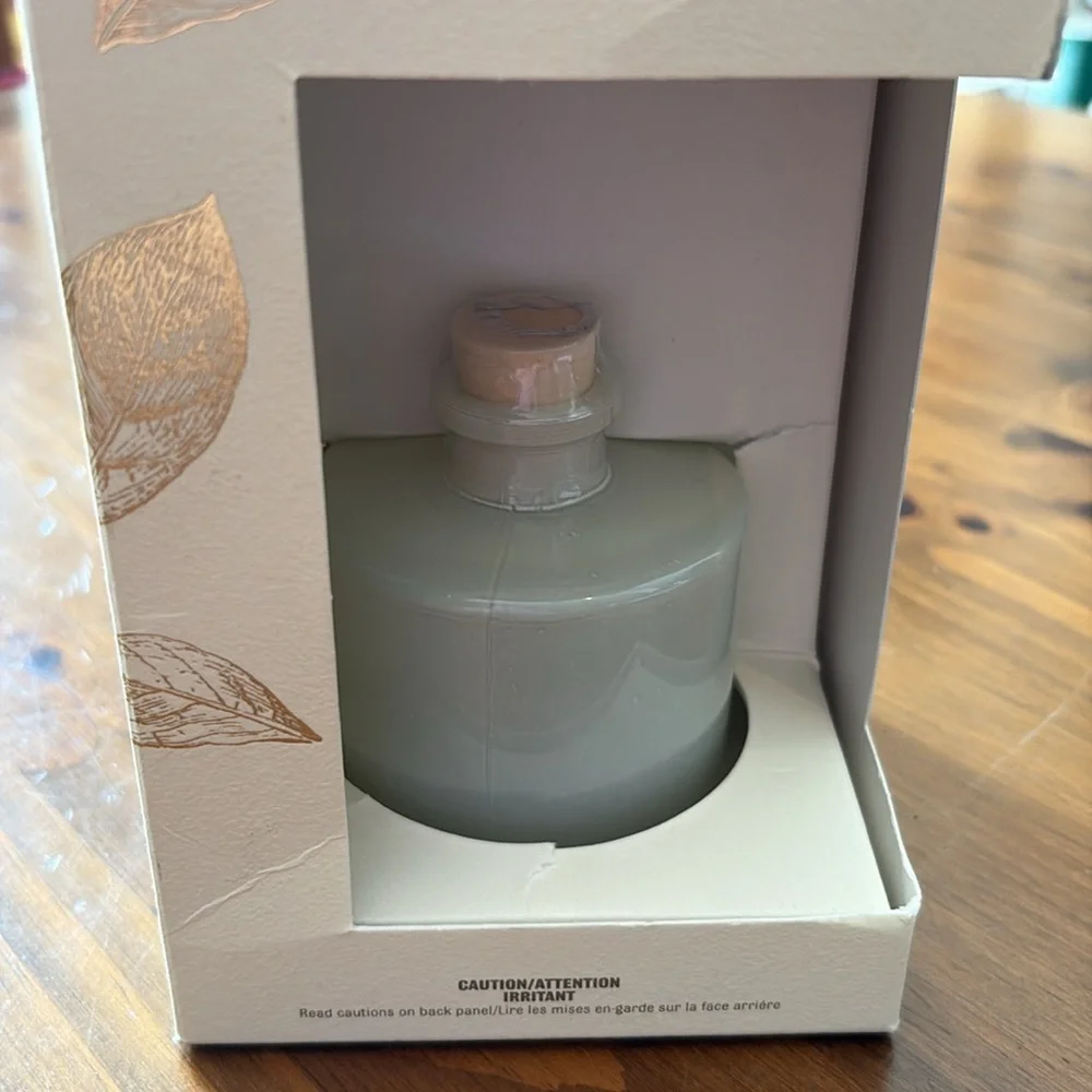 New in Open Box Thymes Goldleaf Aromatic Reed Diffuser 4 oz with 11 Reeds